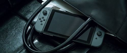 Consola Nintendo Switch con un par de Joy-Cons inalámbricos V3 en rojo y azul neón - Imagen de 6